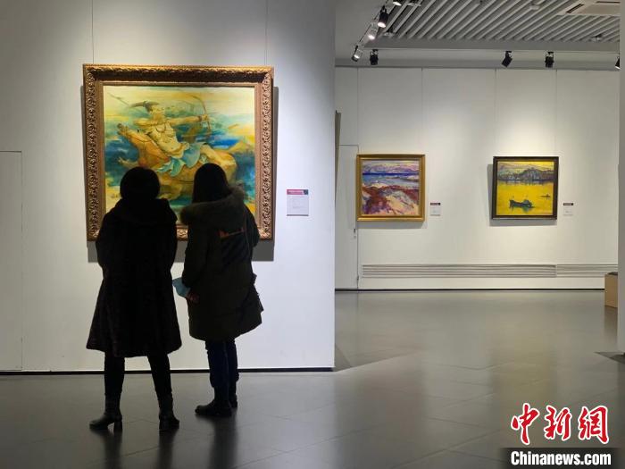 近年来，观赏俄罗斯油画已悄然成为部分中国人的一种生活时尚。　刘锡菊 摄