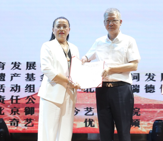 2.中國關工委健體中心核心素養研究院院長吳以平向北京方元易明教育咨詢有限公司總經理趙愛華女士授聘書.png