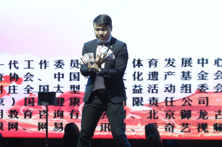 8.央視特邀魔術表演嘉賓、中國古彩戲法傳承人李然表演了魔術《古彩戲法》、《移形換影》.png
