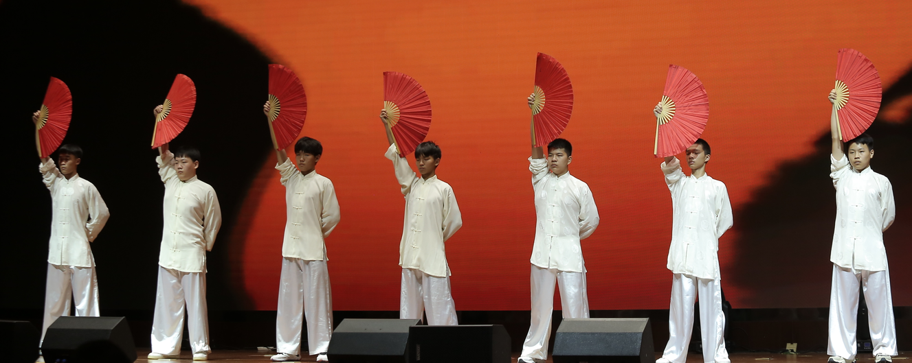 12.唐山森太學校的學生們表演了扇子舞《中國功夫》.png