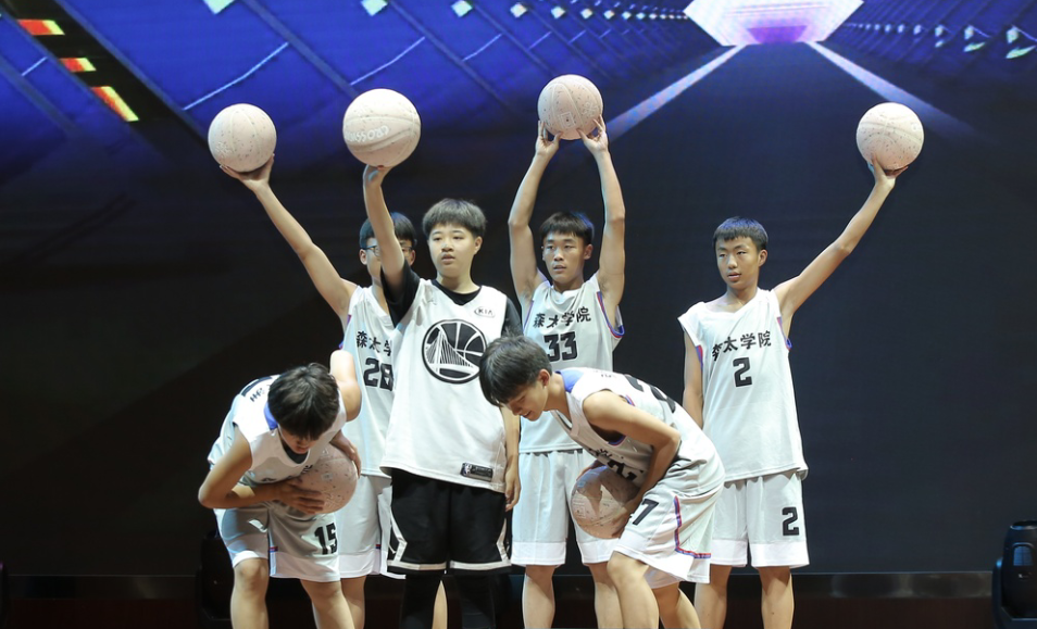 13.唐山森太學校的學生們表演了體育節目《花式籃球》.png