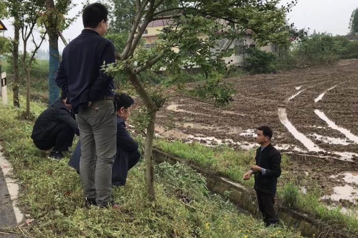 督察组在湖南常德市汉寿县围堤湖开展实地走访，群众反映近年来化肥没有减少，甚至有增加。 来源：生态环境部微信公众号